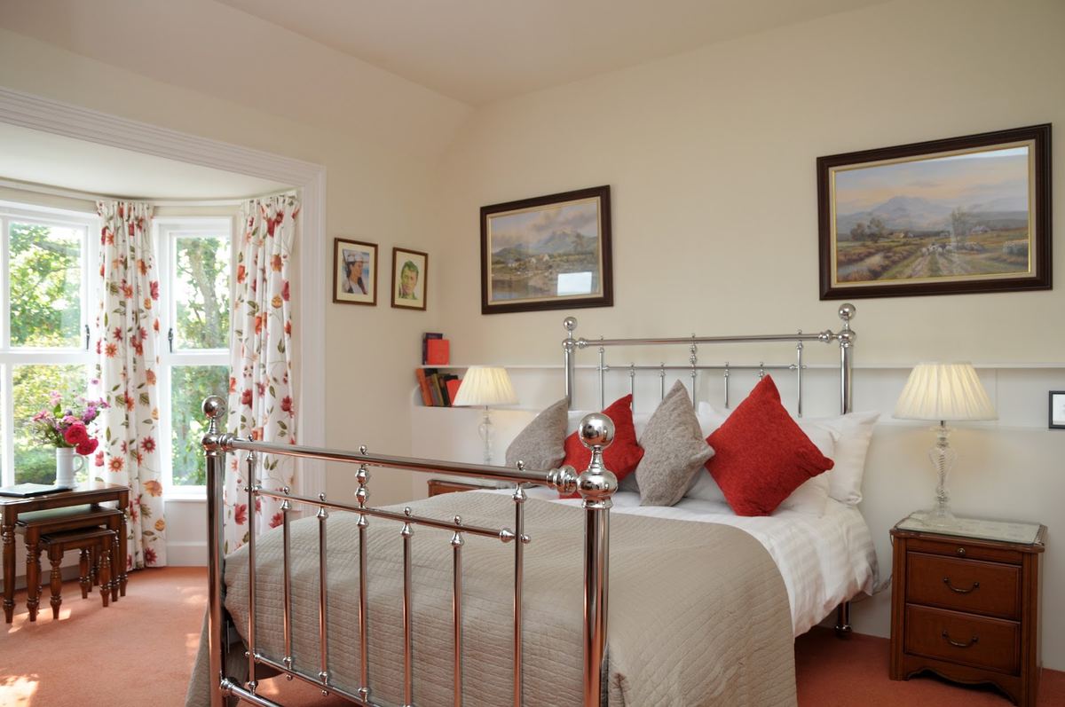 A guest room at Milltown House